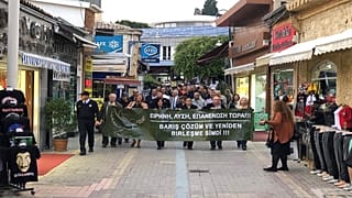 Κύπρος: Πορεία Ελληνοκυπρίων και Τουρκοκυπρίων για την τριμερή στο Βερολίνο