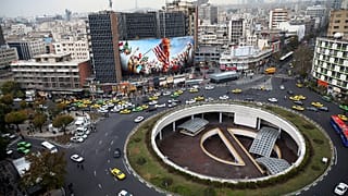 شكلت ساحة ولي عصر في طهران مكاناً لتجمع المحتجين خلال المظاهرات الأخيرة التي شهدتها الجمهورية الإسلامية 