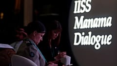مسؤولون عسكريون ألمان خلال مشاركتهم بقمة الامن الإقليمي في حوار المنامة بالبحرين. 22/11/2019