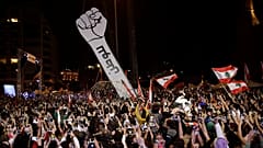 المحتجون يرفعون المجسم بعد إحراقه صباح الجمعة 