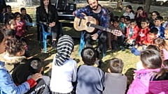 Diyarbakırlı öğrencilere açık alanda piyano ve gitar dersi: 'Köy Çocukları Hayalleriyle Buluşsunlar'