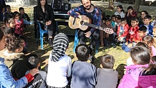 Diyarbakırlı öğrencilere açık alanda piyano ve gitar dersi: 'Köy Çocukları Hayalleriyle Buluşsunlar'
