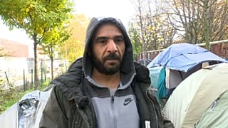 يقول العراقي مشعل الشمري إن الحيوان يعيش أفضل من المهاجرين واللاجئين في المخيم الباريسي