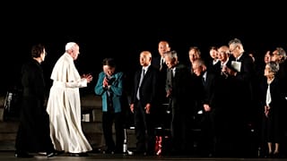 Bergoglio insieme ad alcuni sopravvissuti a Hiroshima