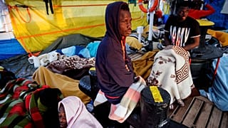 مهاجر على متن سفينة الإنقاذ أوبن آرمز التي تعمل في المتوسط 