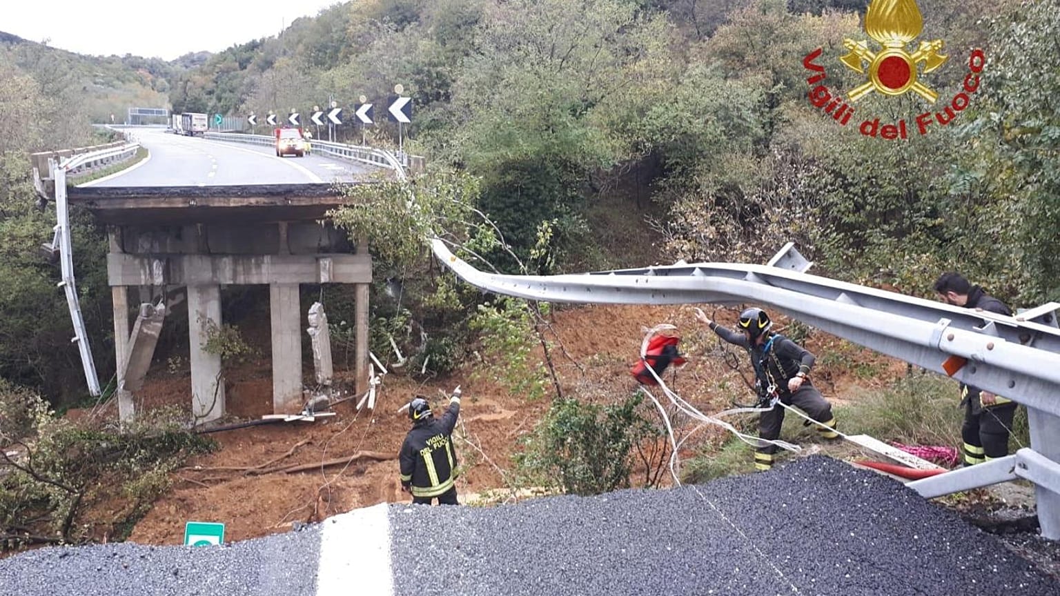 İtalya'da aşırı yağışlar nedeniyle viyadük çöktü