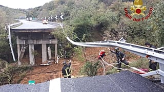 İtalya'da aşırı yağışlar nedeniyle viyadük çöktü