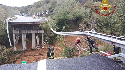 Bridge partially collapses, level of River Po rises after heavy rains