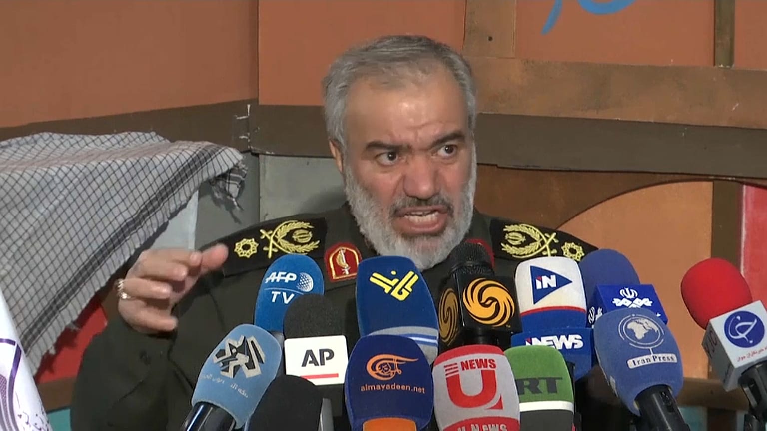 شاهد: نائب القائد الأعلى للحرس الثوري الإيراني يوجه تحذيرا للمتربصين ببلاده