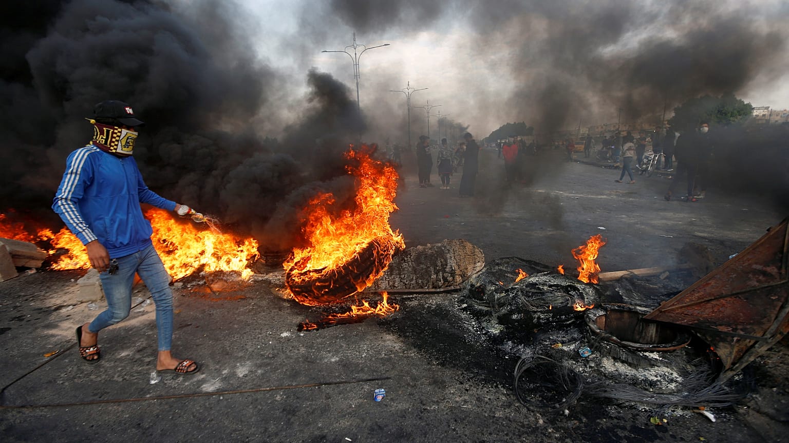 Un manifestante a Bassora