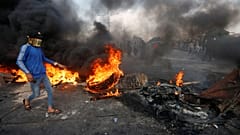 Un manifestante a Bassora