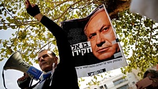 İsrail Başbakanı Binyamin Netanyahu'nun istifasını isteyen protestocu