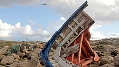Los migrantes siguen jugándose la vida en el Mediterráneo pese al mal tiempo