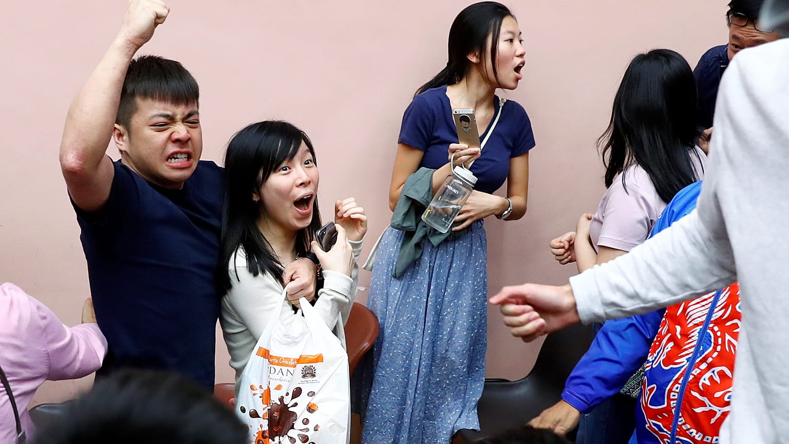 Aplastante victoria prodemócrata en las elecciones locales en Hong Kong