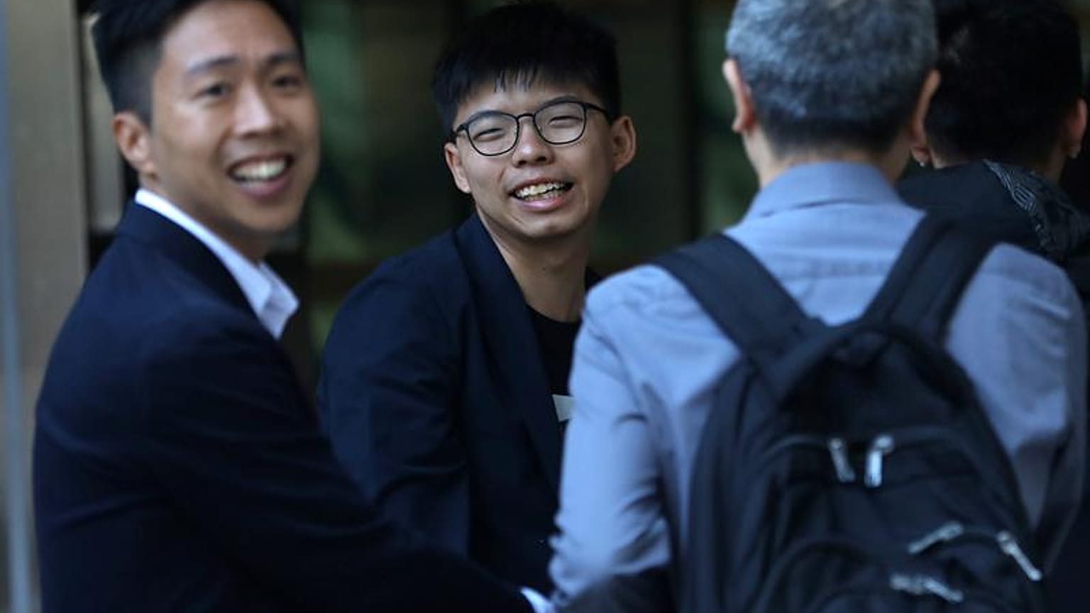 Kelvin Lam e Joshua Wong festeggiano la vittoria elettorale. 