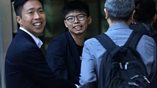 Kelvin Lam e Joshua Wong festeggiano la vittoria elettorale. 