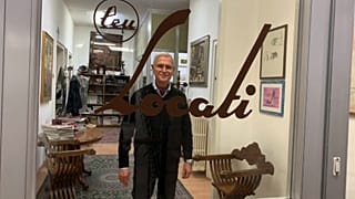 Paolo Amato ci attende all'ingresso della sua azienda.