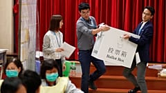 Hong Kong'da belediye meclisi seçimlerini Pekin karşıtları kazandı