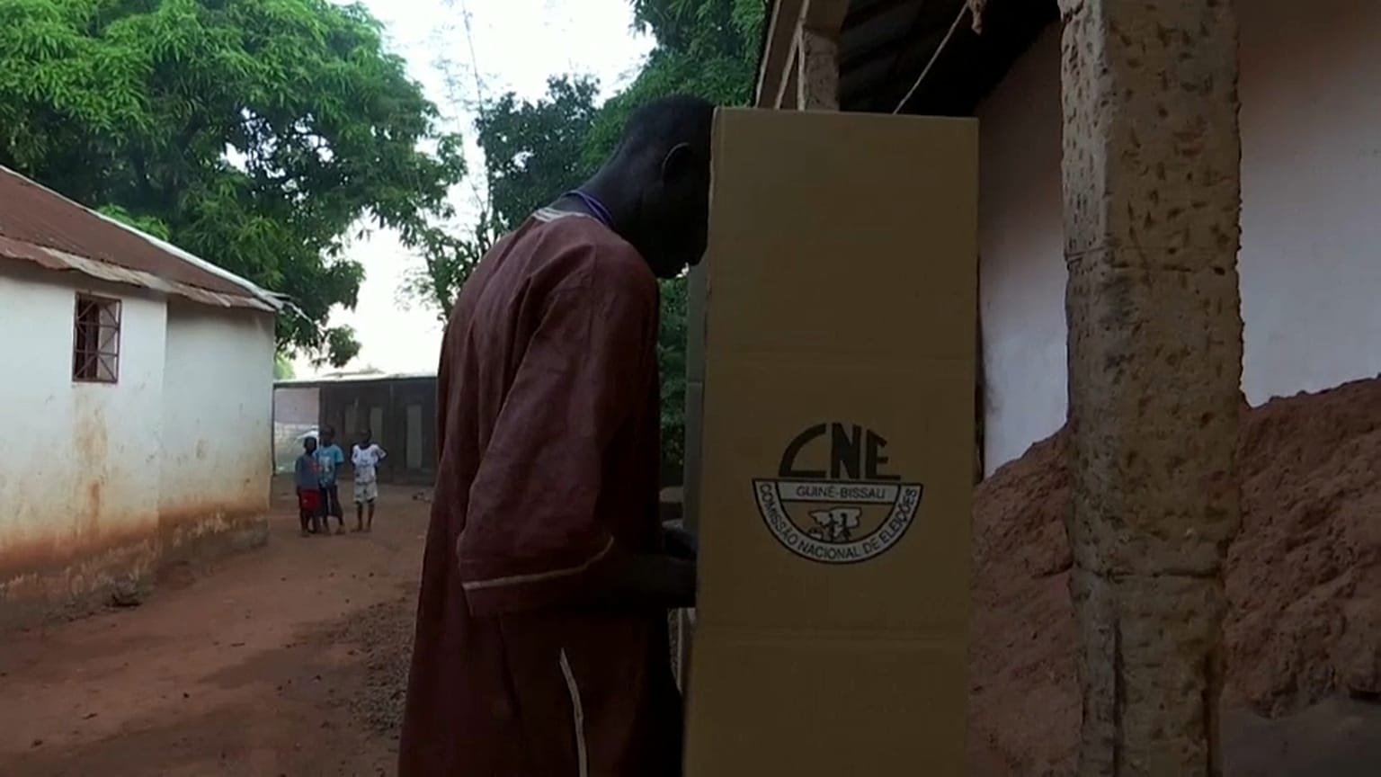 Dados não oficiais apontam para 2ª volta nas presidenciais