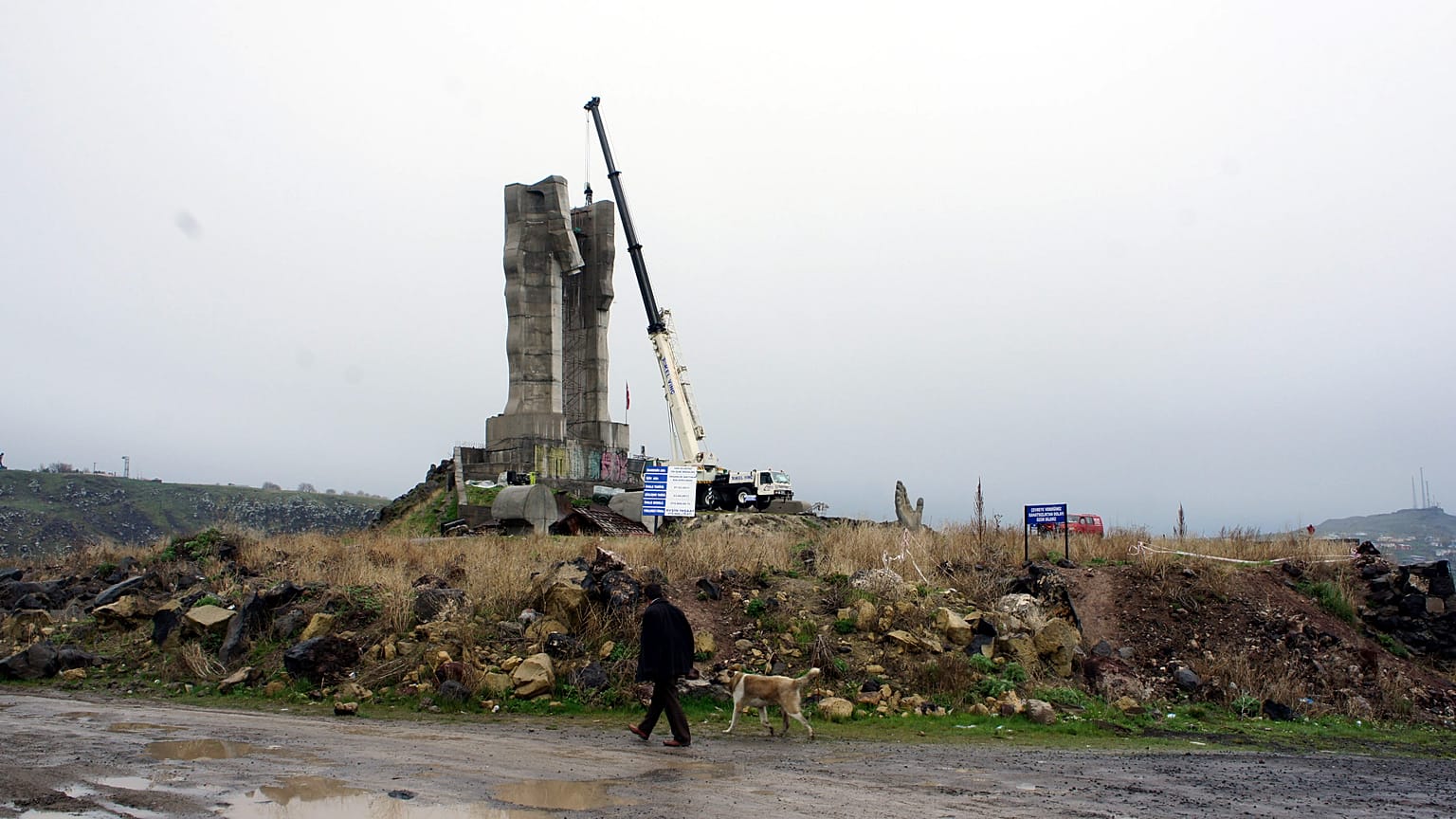 Kars'ta İnsanlık Anıtı 'ucube' nitelemesinin ardından kaldırılmıştı                  