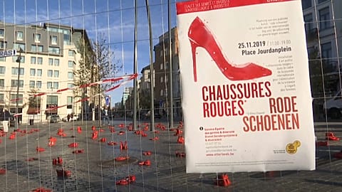 Herrenlose, frauenlose rote Schuhe 