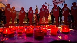 Mécsesek égnek a Nőkért Együtt az Erőszak Ellen Egyesület (NANE) Néma Tanúk elnevezésű felvonulásán a Parlament előtti Kossuth Lajos téren 2018. november 25-én
