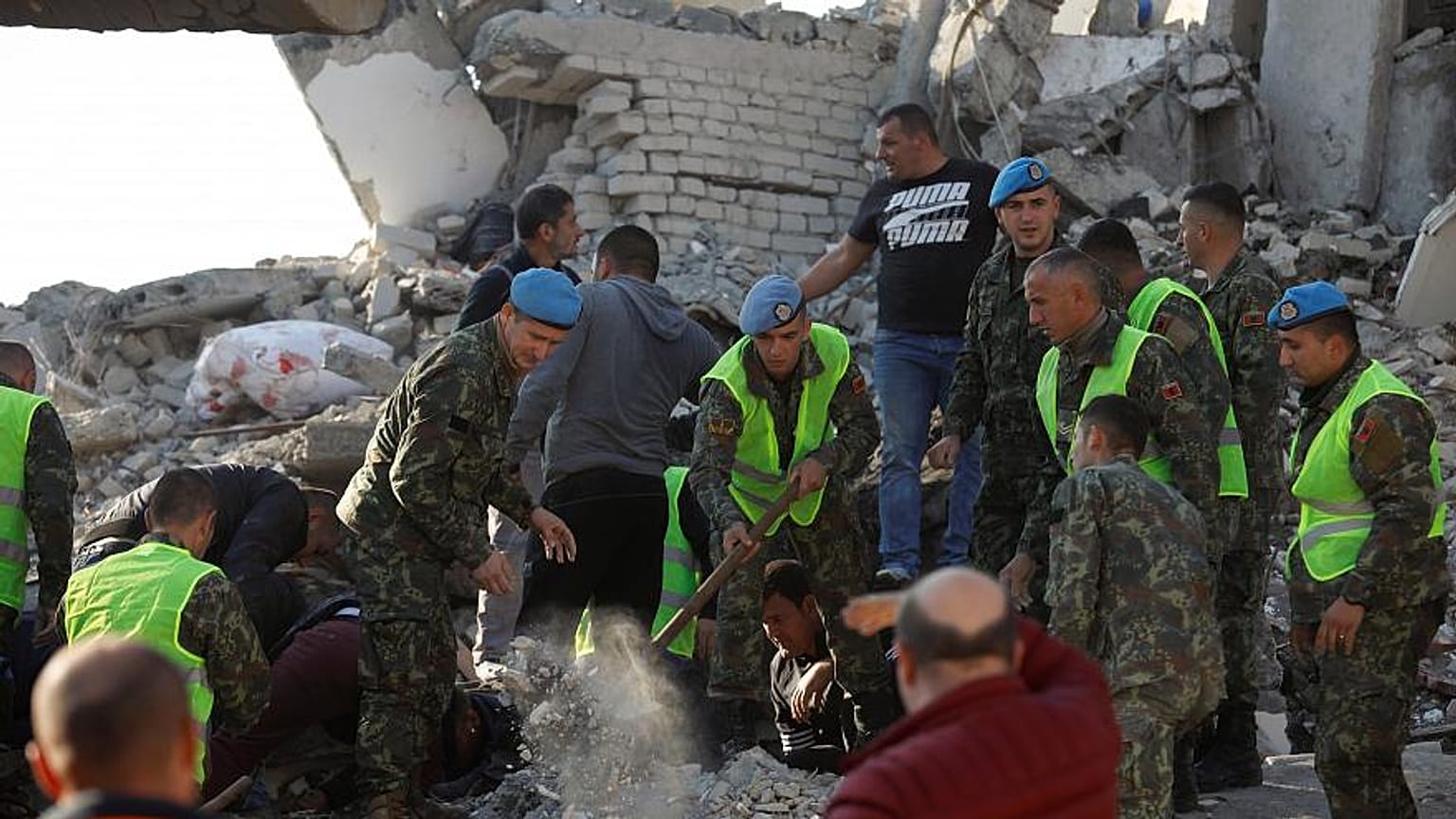 Terremoto in Albania: si temono decine di vittime tra i dispersi, gravi danni a Durazzo