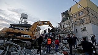 13-ra nőtt a halálos áldozatok száma Albániában