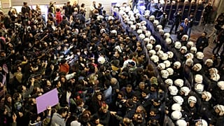 شاهد: الشرطة التركية تستخدم قنابل الغاز والرصاص المطاطي لتفريق تظاهرة "نسائية" في إسطنبول