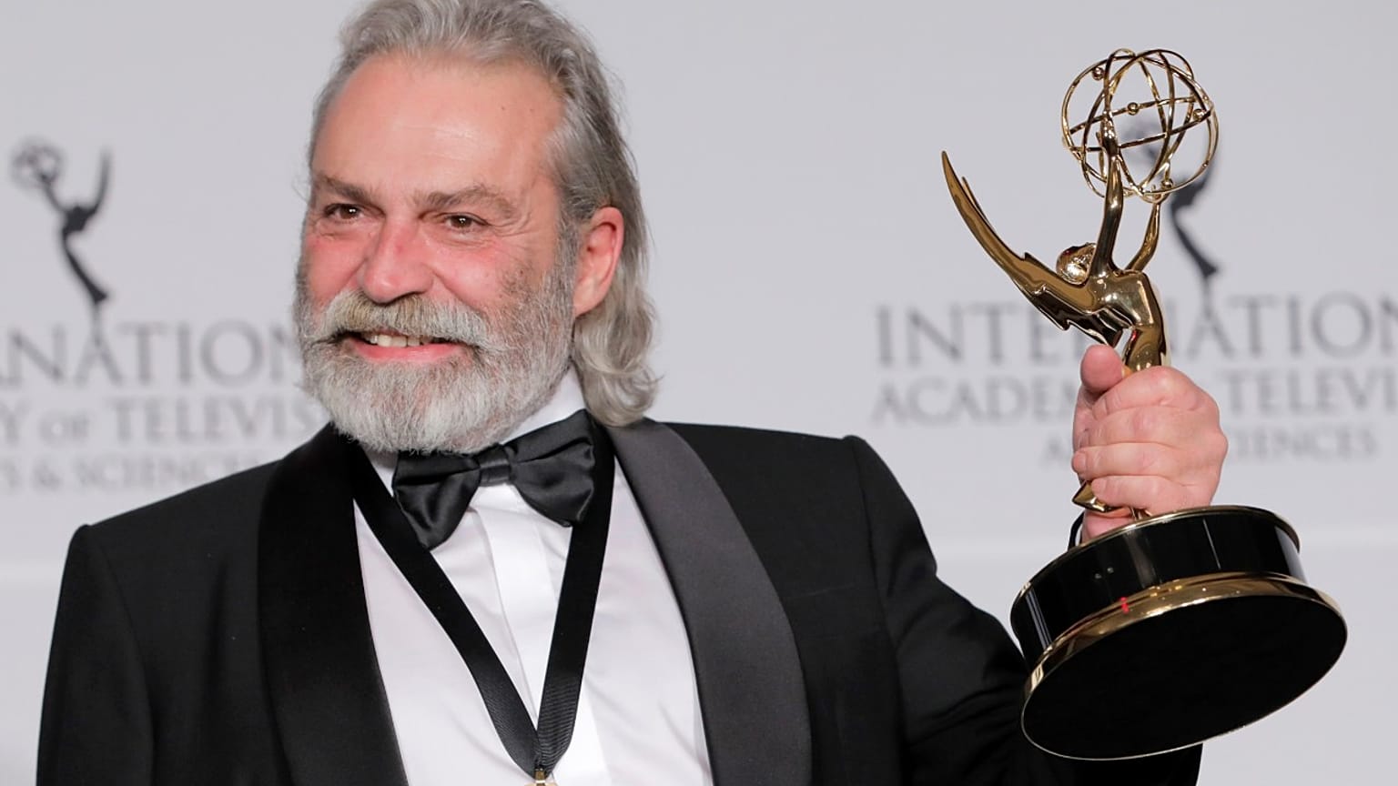 Haluk Bilginer, 47. Uluslararası Emmy Ödülleri'nde Şahsiyet dizisindeki performansıyla en iyi erkek oyuncu seçildi.