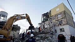 Bâtiment effondré à Thumana suite à un tremblement de terre, le 26 novembre 2019 