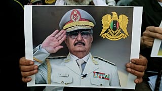 رجل ليبي يحمل صورة للخليفة حفتر- أرشيف رويترز