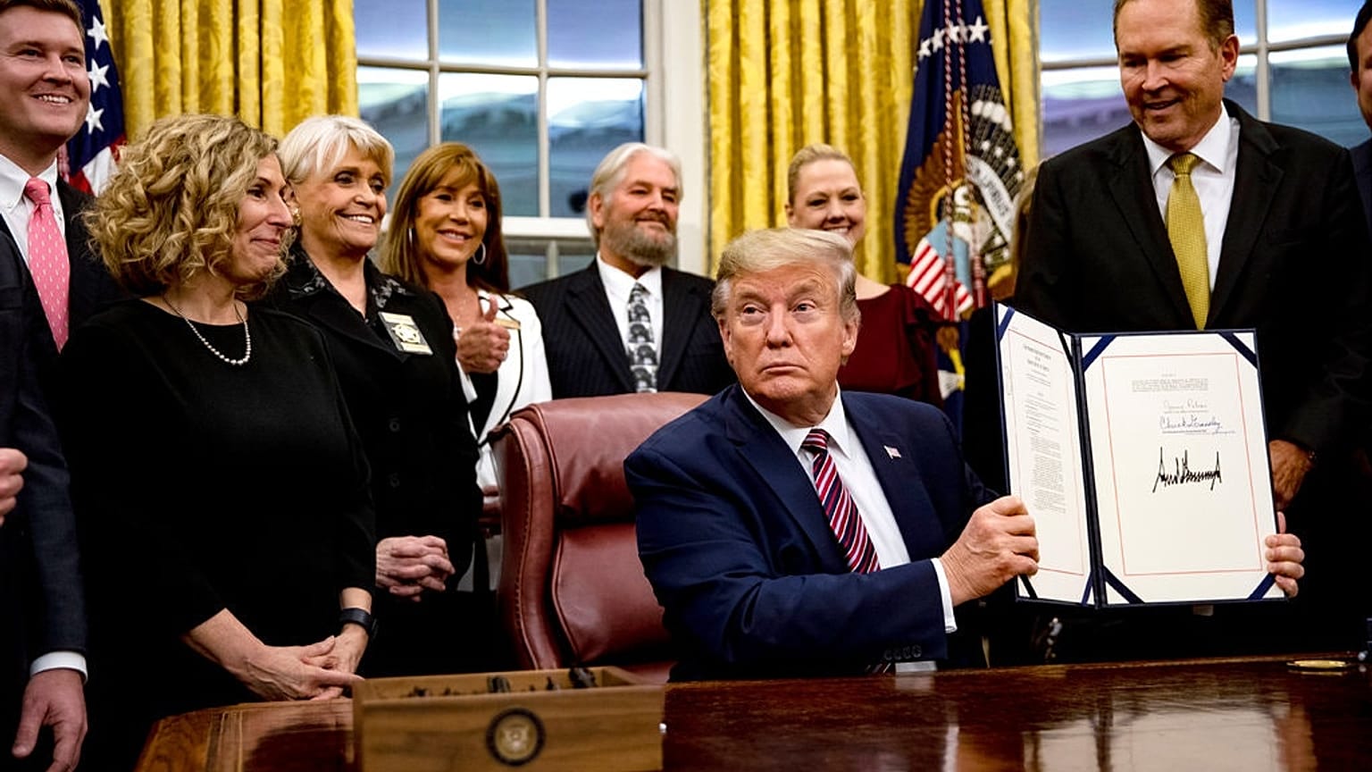 Donald Trump PACT tasarısını imzalıyor