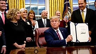 Donald Trump PACT tasarısını imzalıyor