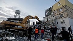 Спасатели ищут выживших под завалами
