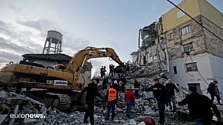 Спасатели ищут выживших под завалами