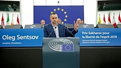 El director ucraniano Oleg Sentsov durante la ceremonia de entrega del Premio Sájarov 2018 en el Parlamento Europeo en Estrasburgo, Francia, el 26 de noviembre de 2019.