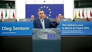 El director ucraniano Oleg Sentsov durante la ceremonia de entrega del Premio Sájarov 2018 en el Parlamento Europeo en Estrasburgo, Francia, el 26 de noviembre de 2019.