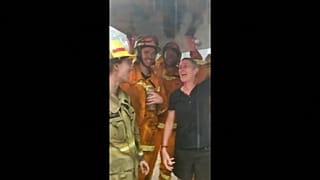 Endlich Regen! Freudentanz nach Feuersbrunst (Video)