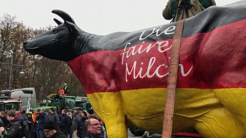 Çevreci politikaları kısıtlayıcı bulan Alman çiftçiler binlerce traktör ile Berlin'i felç etti