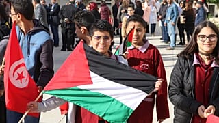 المدارس التونسية ترفع العلم الفلسطيني وغزة تقوم بالمثل