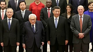 الرئيس الصيني شي جين بينغ ونائب رئيس مجلس الدولة ليو خه وهنري كيسنجر وهنري بولسون- أرشيف رويترز