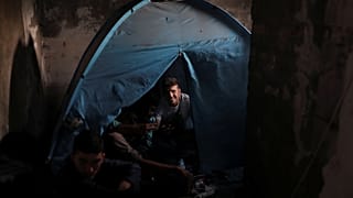 Migrantes de Afganistán sentados en su tienda de campaña en una imprenta abandonada cerca de la frontera croata, cerca de la ciudad de Sid, Serbia, el 4 de septiembre de 2019.