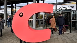 Greenpeace-Mitglied mit nachgebautem CDU-C
