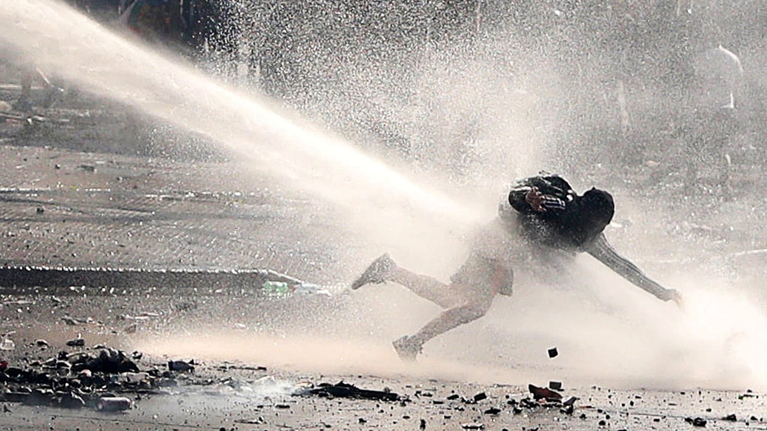 Scontro permanente in Cile fra manifestanti e polizia