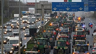 خیابانهای پاریس جولانگاه تراکتورهای کشاورزان خشمگین شد