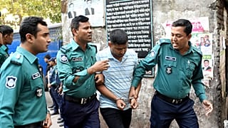 A 2016-os dhakai terrortámadás egyik vádlottját vezetik a bíróságra