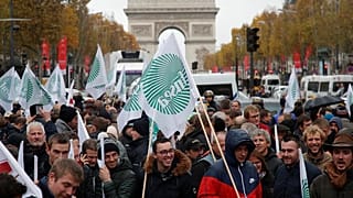 Gli agricoltori a Parigi, davanti all'Arc de Triomphe.