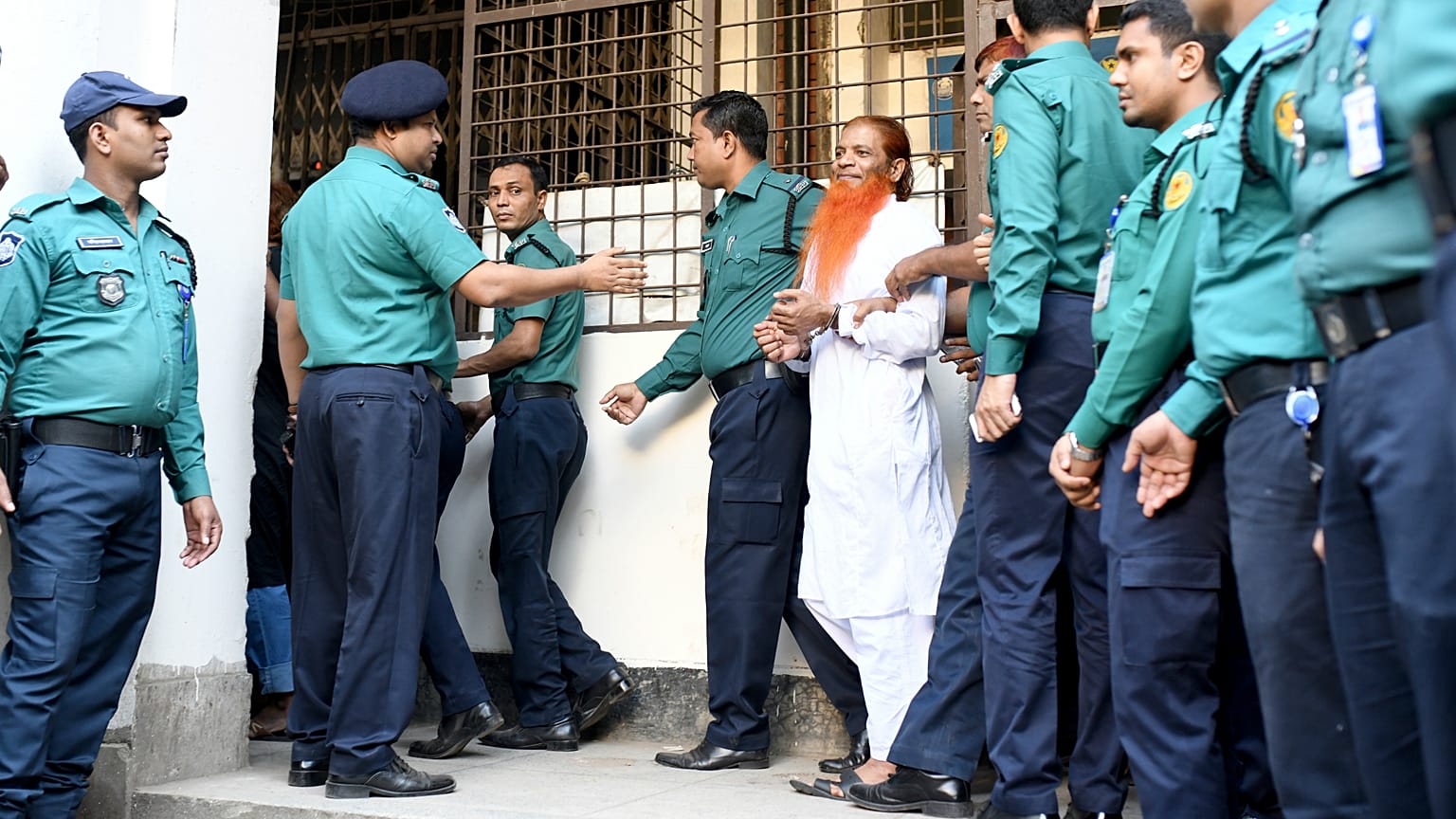 Bangladeş'te idama mahkum edilen Holey Artisan Restoran saldırganlarından biri mahkemeye getirildi