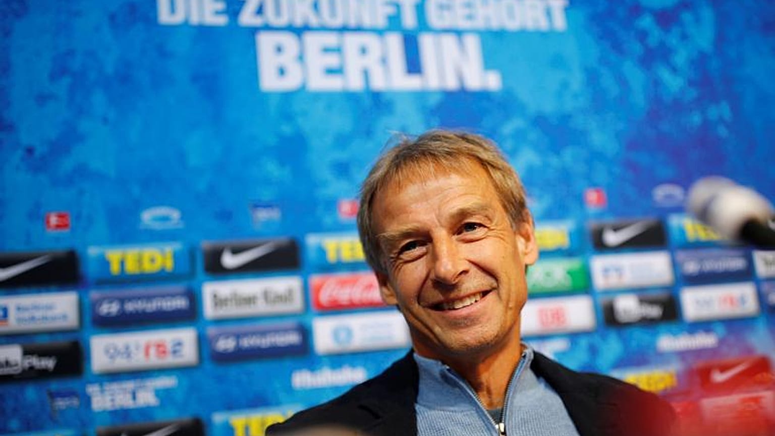 Presentazione ufficiale all'Herta Berlino per Klinsmann. La frase in tedesco significa: "Il futuro appartiene a Berlino". 